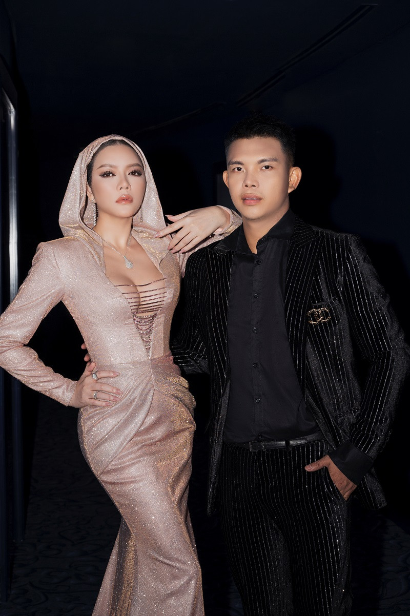 Trước đó Lý Nhã Kỳ gặp sự cố vô tiền khoáng hậu. Vì bay khuya và cũng hơi mệt nên ê-kíp đã để quên một chiếc vali xách tay lúc di chuyển ở sân bay.