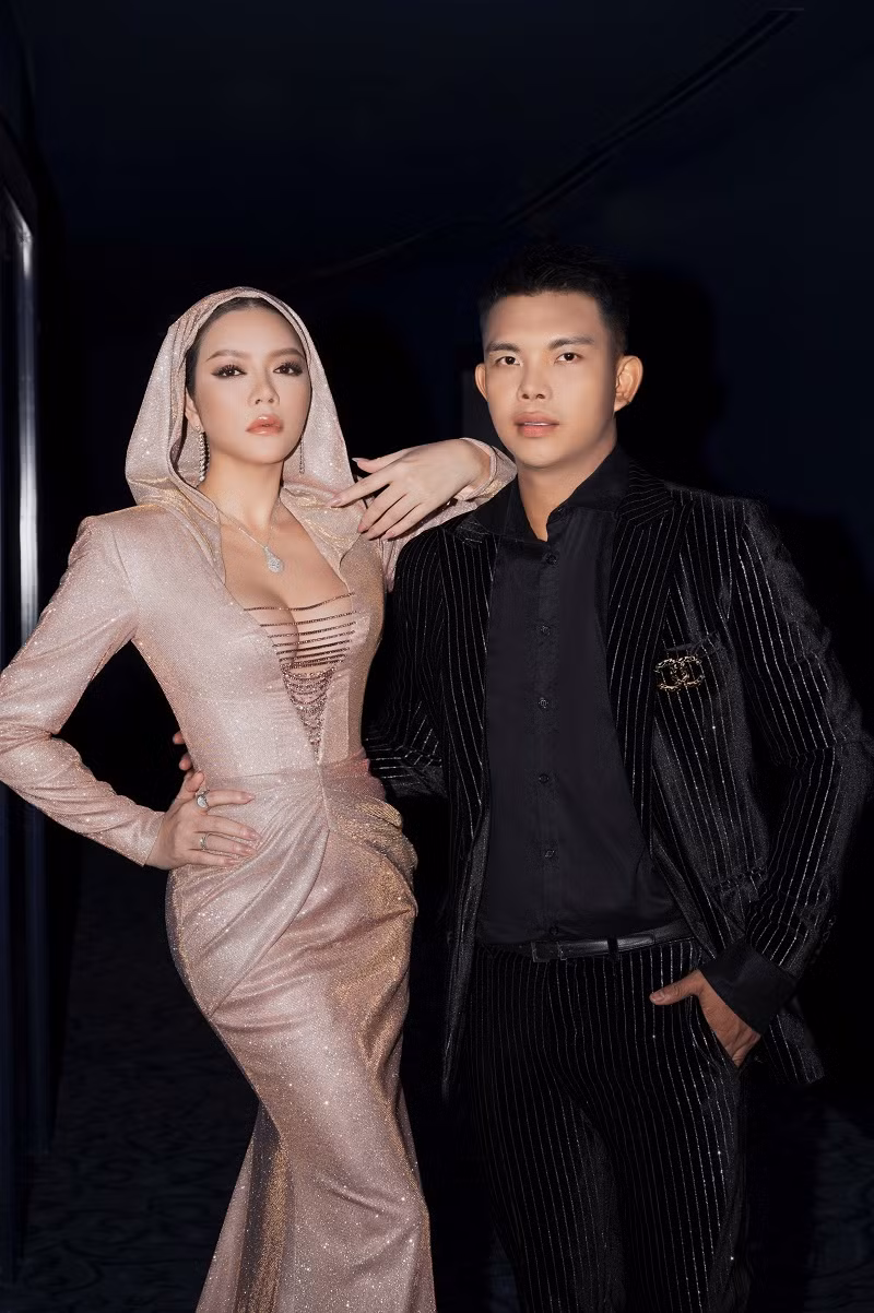 Trước đó Lý Nhã Kỳ gặp sự cố vô tiền khoáng hậu. Vì bay khuya và cũng hơi mệt nên ê-kíp đã để quên một chiếc vali xách tay lúc di chuyển ở sân bay.