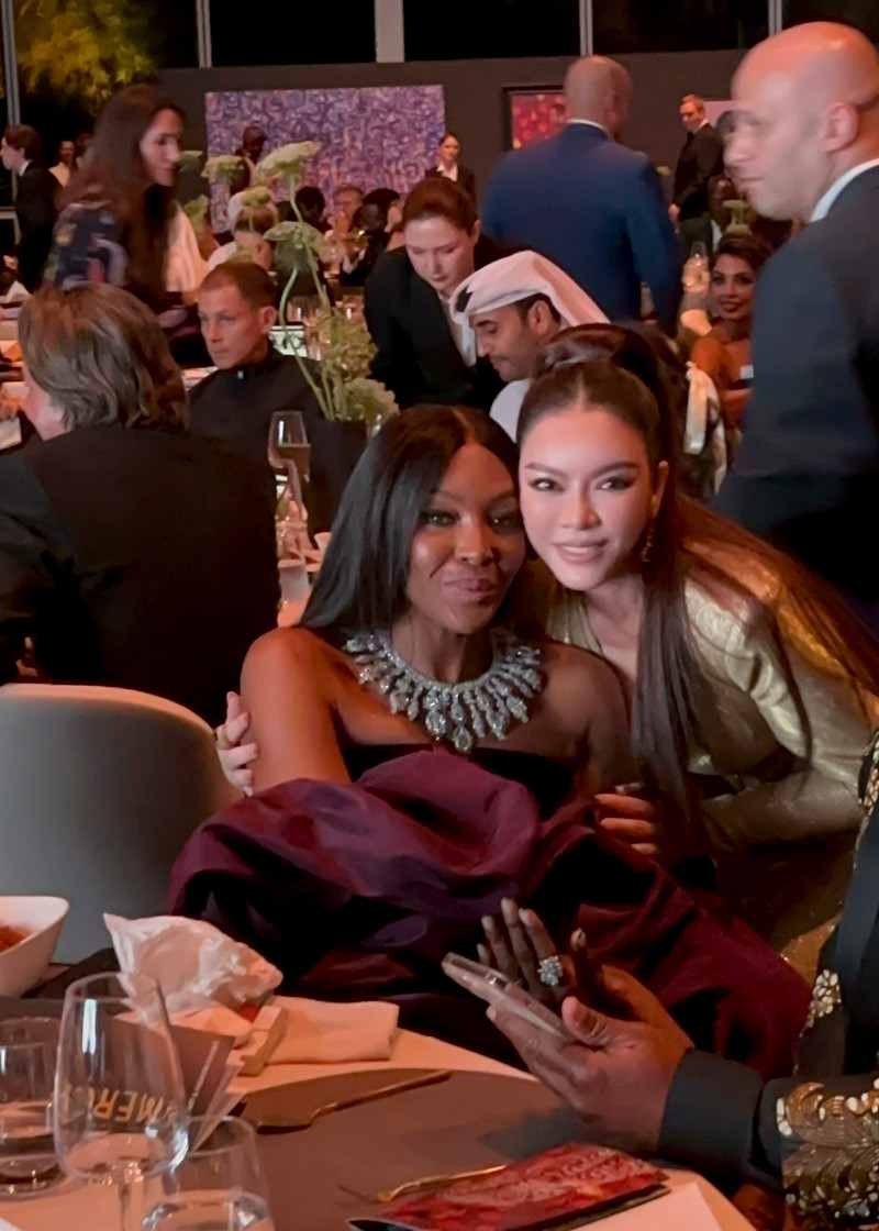 Naomi Campbell thân thiết với Lý Nhã Kỳ. Cả hai gặp nhau hàn huyên, ôm hôn, tay trong tay chia sẻ sau 3 năm bị gián đoạn vì COVID-19.