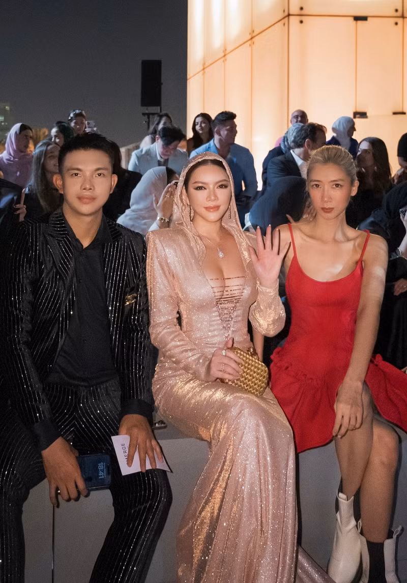 "Sau đó, cả ê-kíp phải quay ngược lại sân bay để tìm. Chiếc vali đó rất quan trọng với tôi bởi nó chứa những bộ trang sức kim cương cho sự kiện. Mọi người phải tìm tới 4h sáng mới thấy, sau đó chỉ ngủ được vài tiếng là phải dậy để chuẩn bị mọi thứ cho sự kiện", nữ diễn viên chia sẻ.