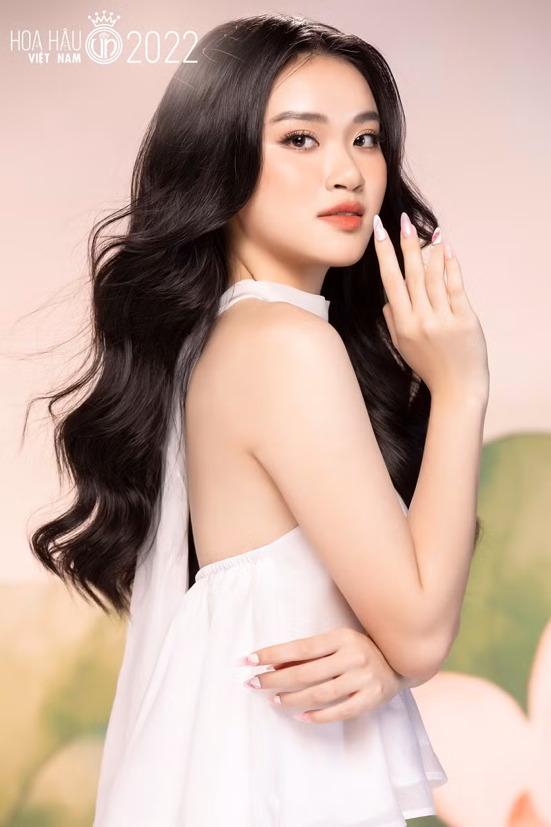 Dưới sự huấn luyện của các huấn luyện viên đầy kinh nghiệm, các cô gái xinh đẹp dần hoàn thiện các kỹ năng và trở nên tự tin hơn.