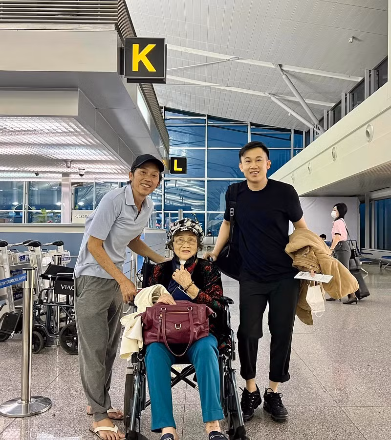 Dương Triệu Vũ vừa chia sẻ hình ảnh mới nhất của danh hài Hoài Linh. Theo đó, nam nghệ sĩ có mặt ở sân bay để tiễn mẹ và em trai về Mỹ. Trong ảnh, Hoài Linh ăn mặc giản dị, vóc dáng gầy gò.