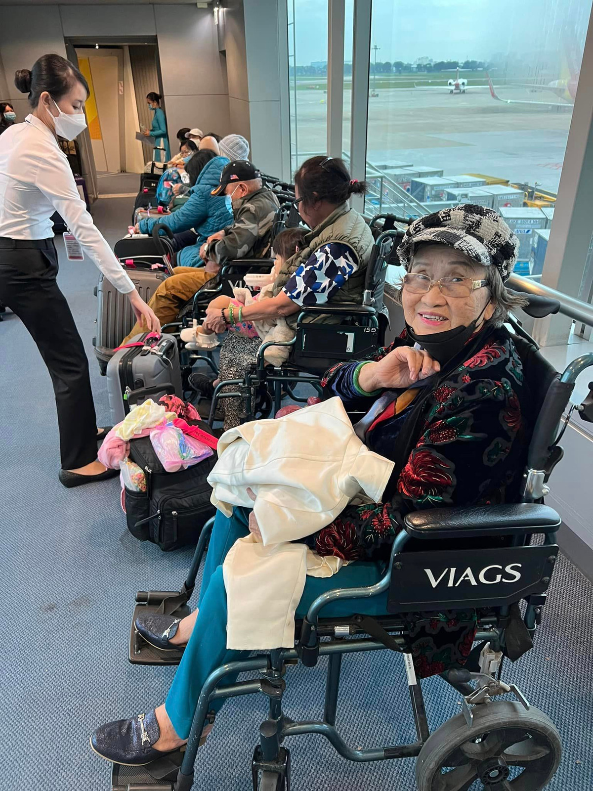 Hình ảnh mẹ của nghệ sĩ Hoài Linh ở sân bay về Mỹ thăm người thân.