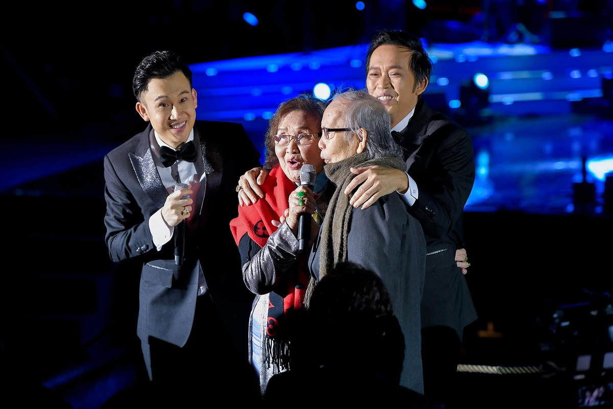 Mới đây, Dương Triệu Vũ cũng chia sẻ loạt ảnh bên hai đấng sinh thành cùng anh trai.