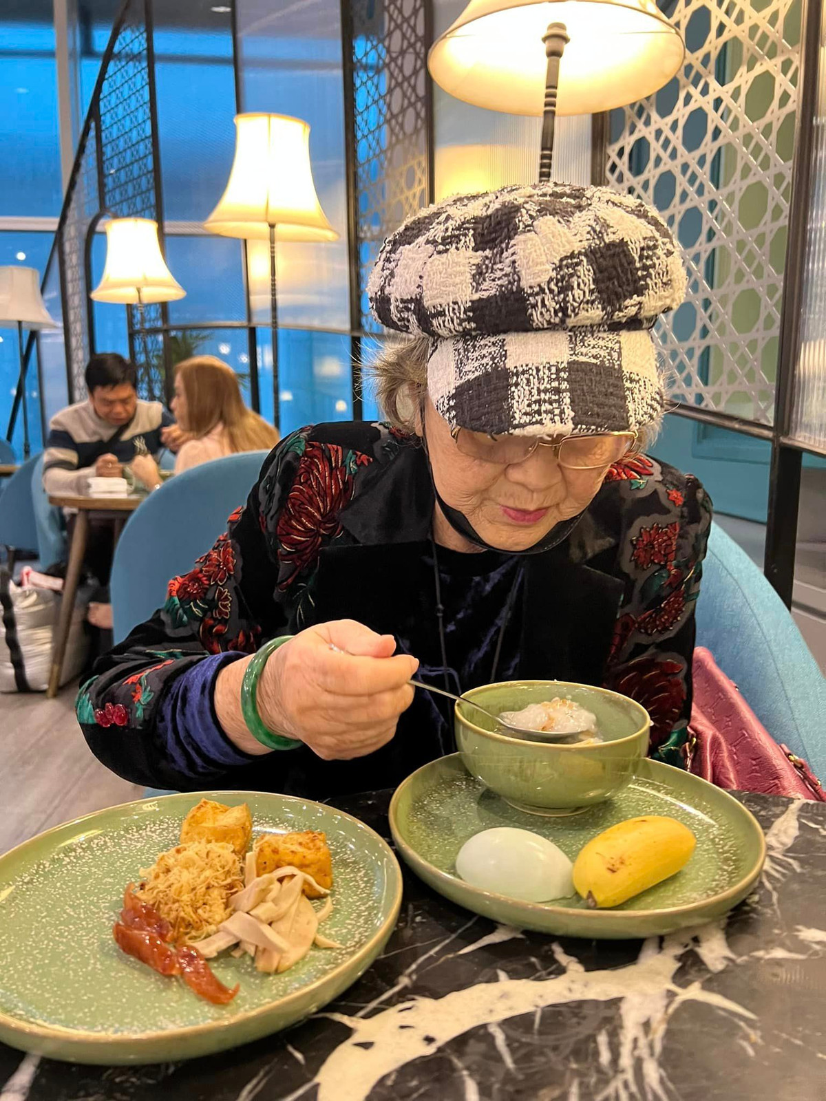 Dương Triệu Vũ dành nhiều tình cảm cho mẹ, nhất là sau khi bố anh qua đời. Nam ca sĩ từng hứa sẽ thay bố lo chu toàn cho mẹ.