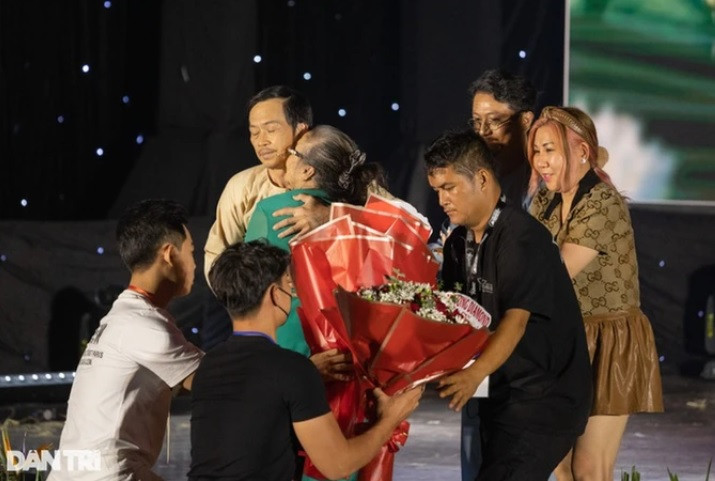 Dù vậy, Hoài Linh tích cực trở lại sân khấu tham gia các hoạt động nghệ thuật. Nam danh hài được mẹ đến cổ vũ tinh thần khi xuất hiện trong show diễn từ thiện vào tháng 10 vừa qua. Ảnh: Dân Trí