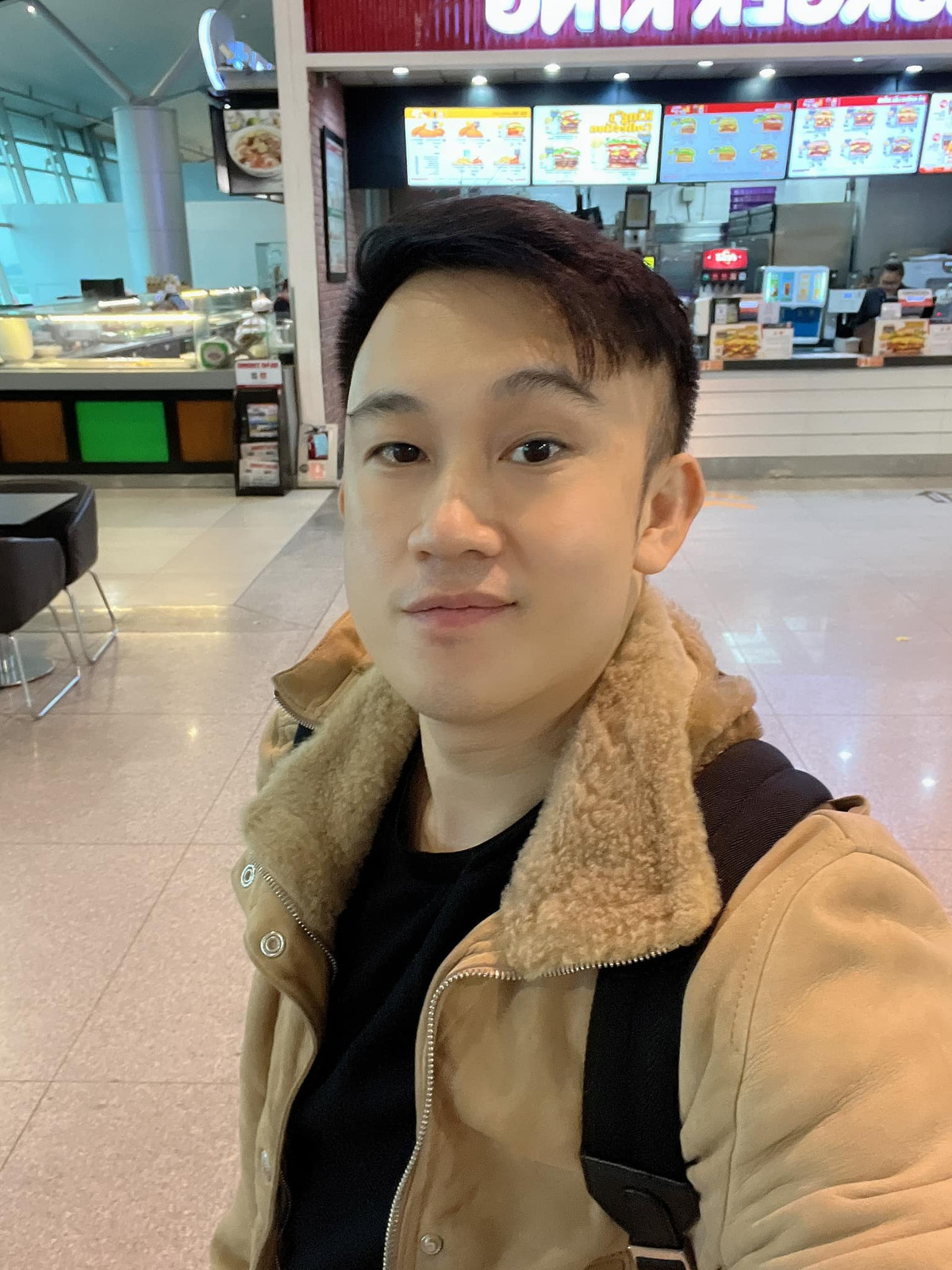 Trên trang cá nhân, em trai Hoài Linh chia sẻ: "Vũ qua Mỹ lưu diễn nhưng trọng trách lớn hơn là đưa mẹ về thăm các cháu và anh chị. Nhớ lúc 3 tuổi hai mẹ con hay đi về Cam Ranh một mình. Giờ 40 tuổi hai mẹ con mới đi riêng cùng nhau lần nữa. Chúc cả nhà ngày mới an lành nhé!".