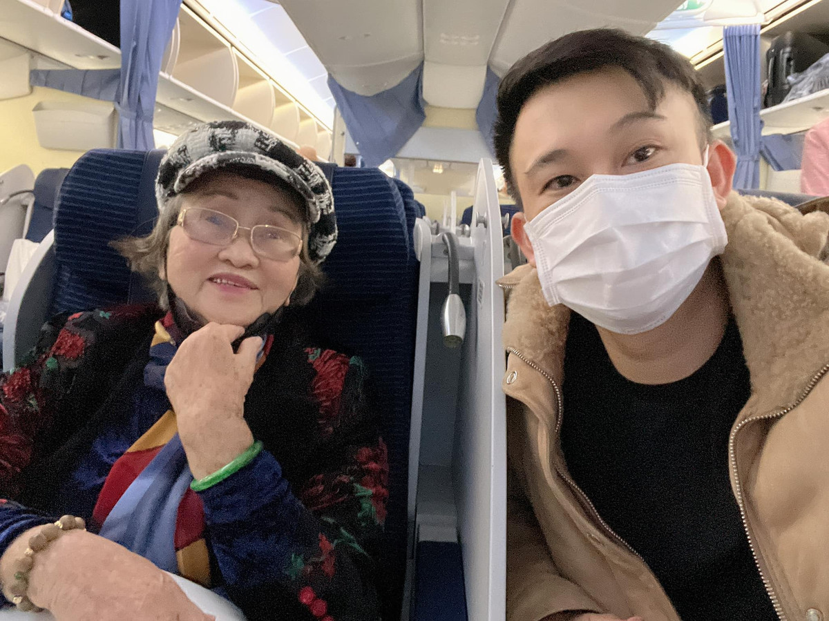 Dương Triệu Vũ chụp ảnh cùng mẹ trên máy bay.