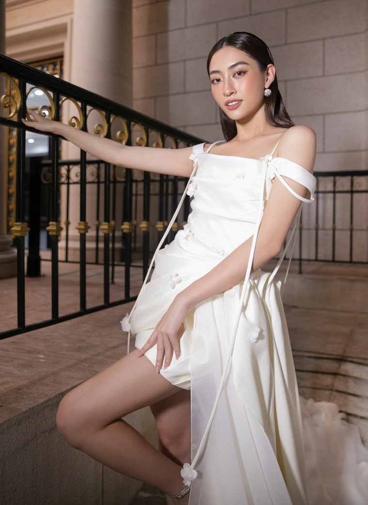 Sở hữu chiều cao 1m78 cùng gương mặt thanh tú, Lương Thùy Linh đắt show sự kiện, diễn thời trang.