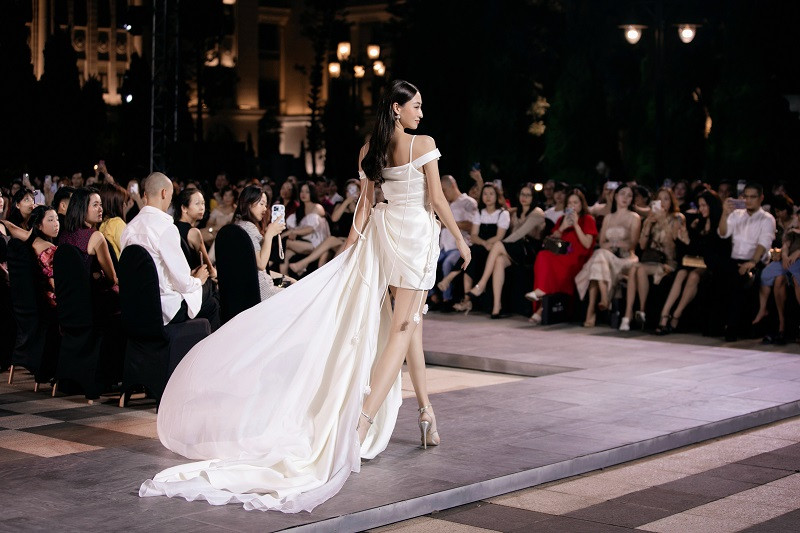 Nàng hậu trình diễn chuyên nghiệp trong sự trầm trồ của khán giả.