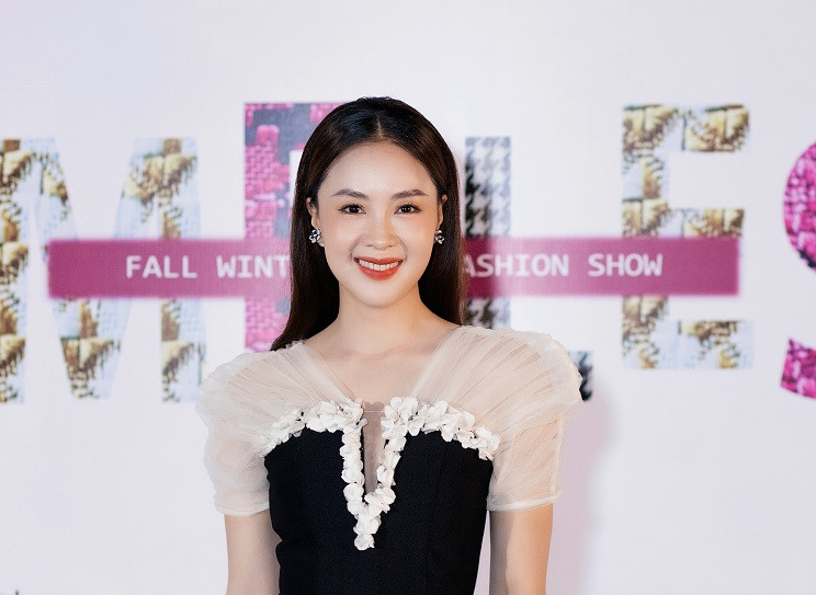 Cũng tại sự kiện, nhiều sao Việt tham dự với vai trò khách mời. Diễn viên Hồng Diễm xinh đẹp với mẫu váy nữ tính gam màu đen - trắng.