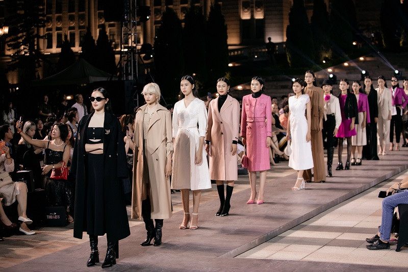 Cùng với Lương Thùy Linh, sự kiện quy tụ sự tham gia trình diễn của 40 người mẫu với những thiết kế sang trọng, bắt mắt.