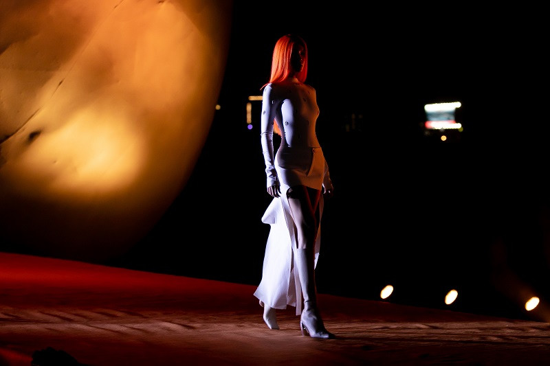 Vừa qua, NTK Cường Đàm đã ra mắt BST FIGURE trong show thời trang diễn ra tại TPHCM. Sự xuất hiện của Minh Tú với màn trình diễn độc đáo đã gây sốt.