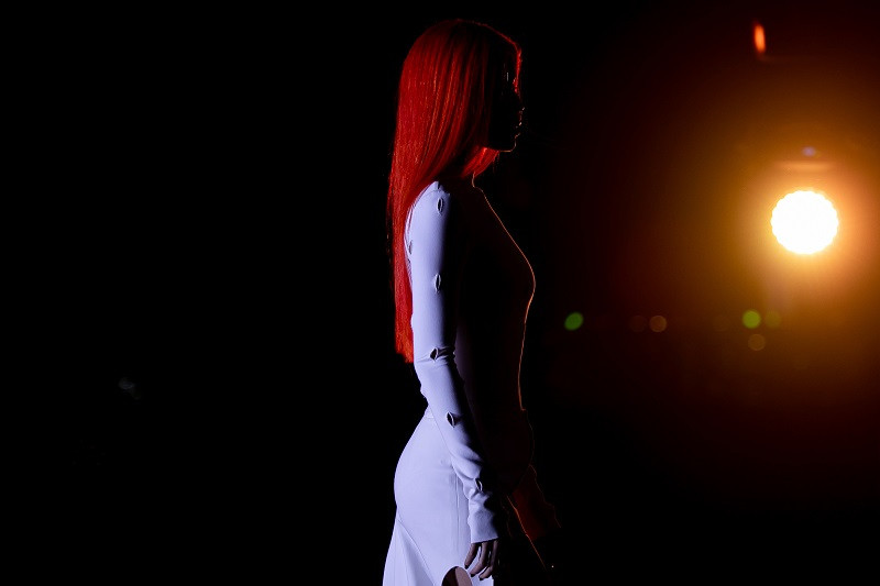 Trong khoảnh khắc tắt đèn tối, Minh Tú bất ngờ bước lên từ hàng ghế khán giả và walk lùi hơn 130m về phía backstage. Đây là màn catwalk ngược đầu tiên tại Việt Nam.