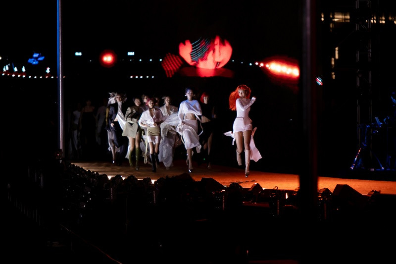 Kết thúc màn trình diễn, Minh Tú xuất hiện với hình tượng của một người phụ nữ hiện đại, tiên phong cho một thế hệ. Những bước chạy dài và dứt khoát của Minh Tú cùng dàn model đã phá vỡ khuôn khổ của màn kết show thông thường, đem đến cho người xem cảm xúc bất ngờ khó quên.