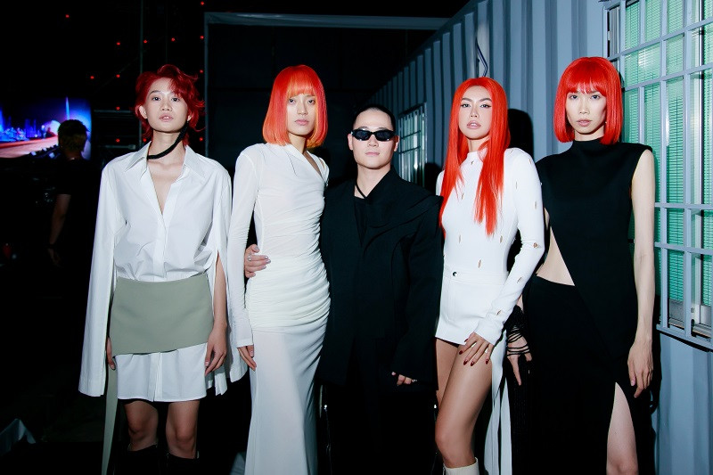 Với màn walk lùi nhận được phản ứng tích cực của khán giả, Minh Tú bộc bạch, cô rất vui trước những lời khen ngợi của mọi người. Là người mẫu chuyên nghiệp, việc hoàn thành trình diễn theo đúng yêu cầu từ NTK là một thành công với cô. Cô tự nhận mình chỉ là một phần nhỏ, đóng góp vào tổng thể bộ sưu tập của Cường Đàm.