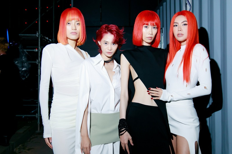 Ở phần kết lại màn trình diễn, Minh Tú còn có phần chạy hết đường băng với tinh thần mạnh mẽ, theo siêu mẫu, đây là cách tiếp cận và kết show rất hiện đại mà cô ít thấy trước đó. “Việc mình chạy cũng giải phóng năng lượng, tạo tinh thần rất tốt và mang lại hiệu ứng thị giác đặc biệt cho người xem”, cô thổ lộ.