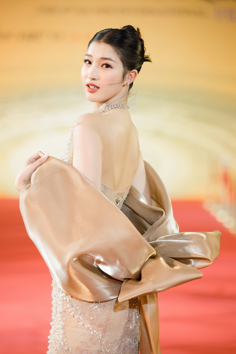 Cô nàng được khen ngợi bởi nhan sắc xinh đẹp, nước da trắng ngần.