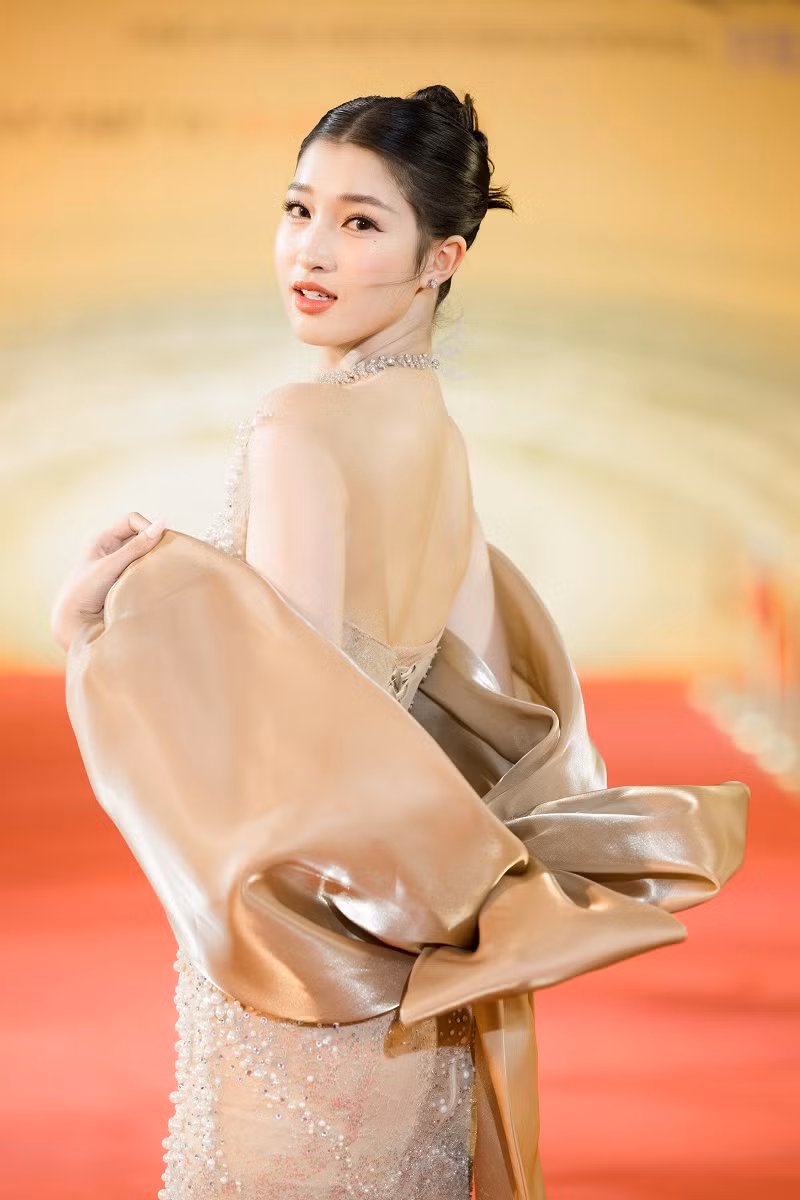 Cô nàng được khen ngợi bởi nhan sắc xinh đẹp, nước da trắng ngần.