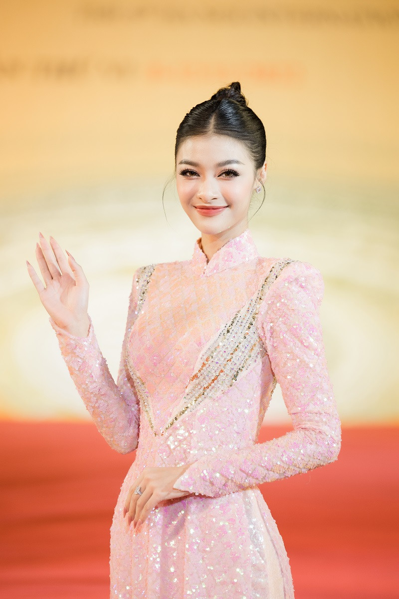 Cô từng ghi điểm với khách mời quốc tế tại lễ khai mạc Liên hoan phim Quốc tế Hà Nội qua màn song ca cùng Hoa hậu Mai Phương.