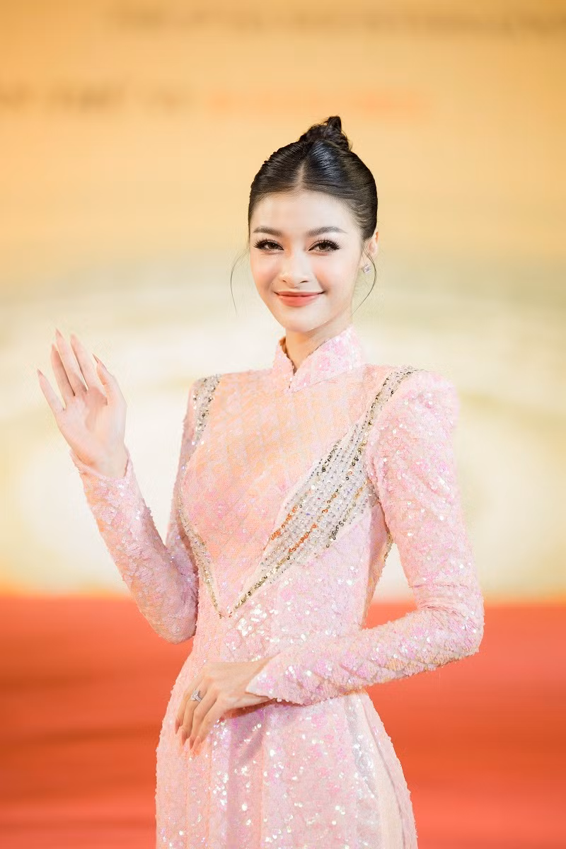 Cô từng ghi điểm với khách mời quốc tế tại lễ khai mạc Liên hoan phim Quốc tế Hà Nội qua màn song ca cùng Hoa hậu Mai Phương.