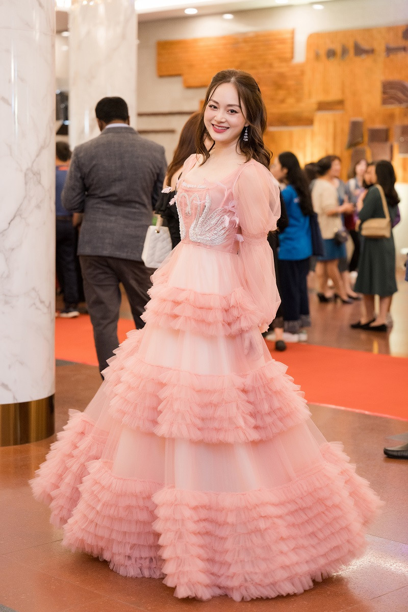 Diễn viên Lan Phương lộng lẫy như nàng công chúa tại sự kiện.