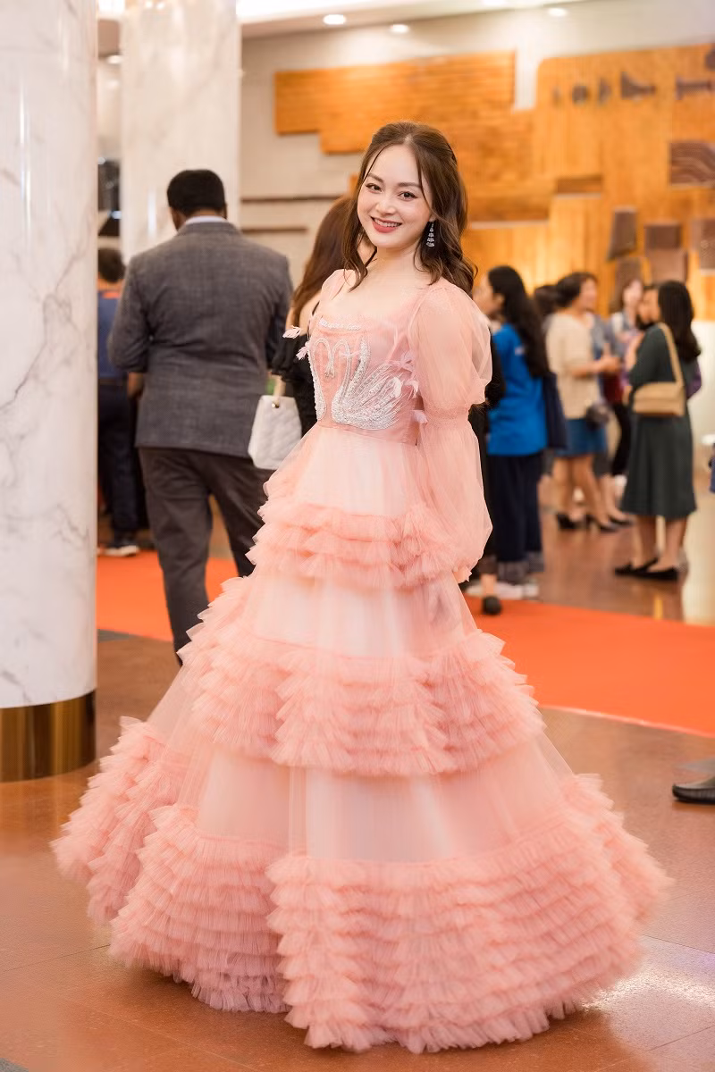 Diễn viên Lan Phương lộng lẫy như nàng công chúa tại sự kiện.