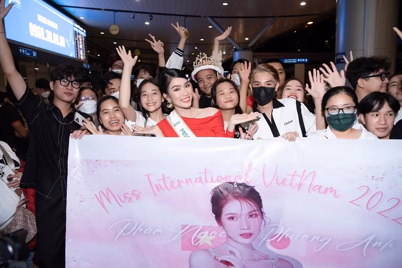 Phương Anh trong vòng vây của người hâm mộ trước khi lên đường chinh chiến tại Miss International 2022.
