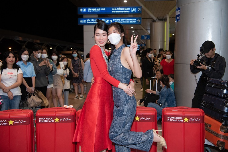 Á hậu Kiều Loan nhí nhảnh bên Phương Anh.