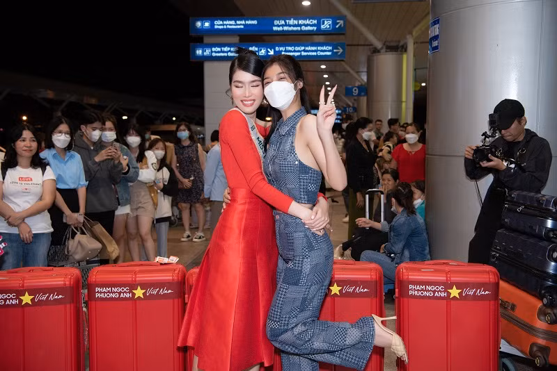 Á hậu Kiều Loan nhí nhảnh bên Phương Anh.