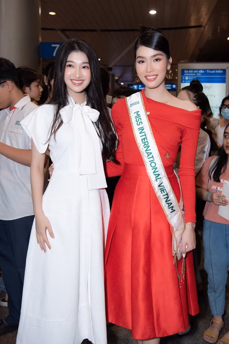 Á hậu Phương Nhi xinh đẹp xuất hiện ở sân bay cổ vũ đàn chị.