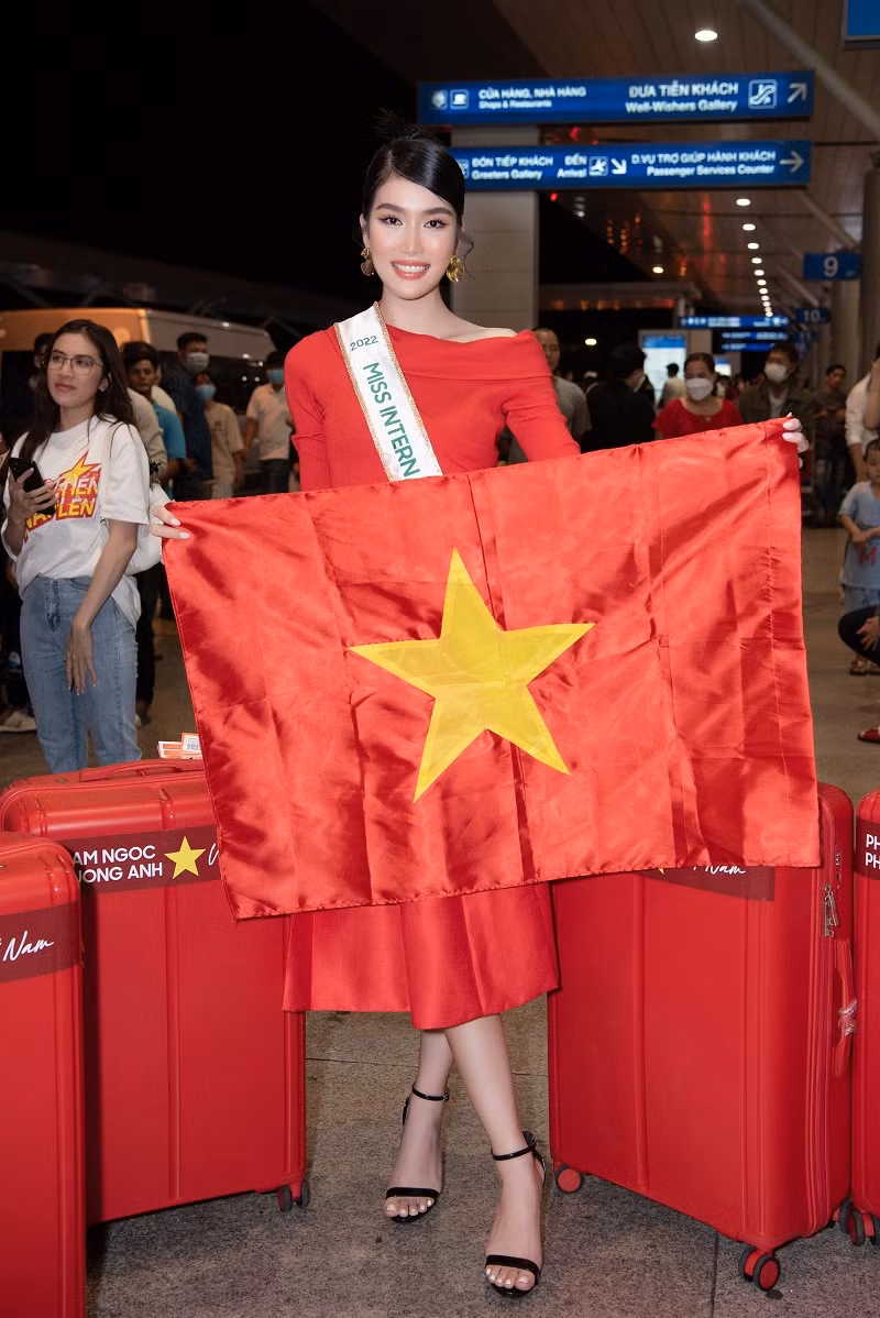 Xuất hiện tại sân bay, nàng hậu diện trang phục đỏ nổi bật của NTK Hà Thanh Việt.