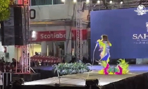 Thi sinh hoa hau bi dien giat ban nguoi tren san khau