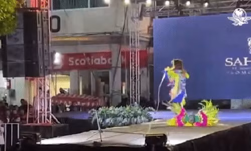 Thi sinh hoa hau bi dien giat ban nguoi tren san khau