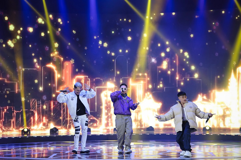 Trong không khí khép lại năm cũ và chào đón năm mới 2023, khán giả VTV sẽ được thưởng thức bữa tiệc nghệ thuật mãn nhãn, nhiều màu sắc đến từ nhiều ca sĩ, nghệ sĩ nổi tiếng, lắng nghe những câu chuyện truyền cảm hứng về một năm vực dậy sau đại dịch của Việt Nam.