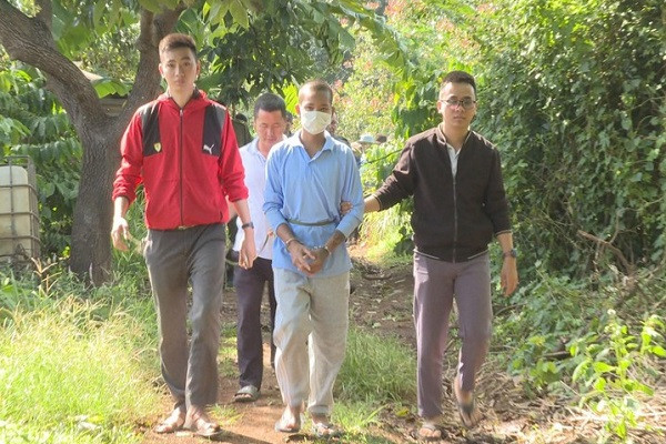 Thanh niên 16 tuổi dùng dao giết chú họ sau khi uống 4 lít rựơu Thanh nien 16 tuoi dung dao giet chu ho sau khi uong 4 lit ruou