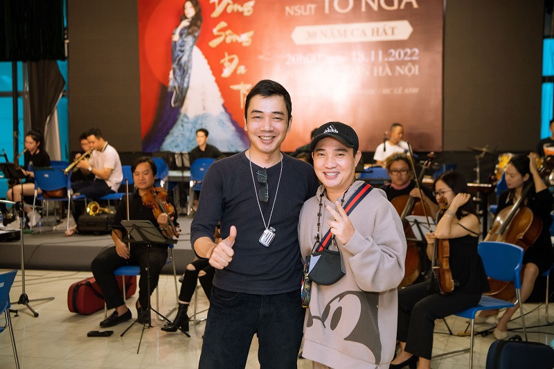 Nhạc sĩ Đỗ Bảo cũng góp mặt trong buổi tập luyện cho đêm nhạc Tố Nga. Anh chụp ảnh cùng Quang Linh.
