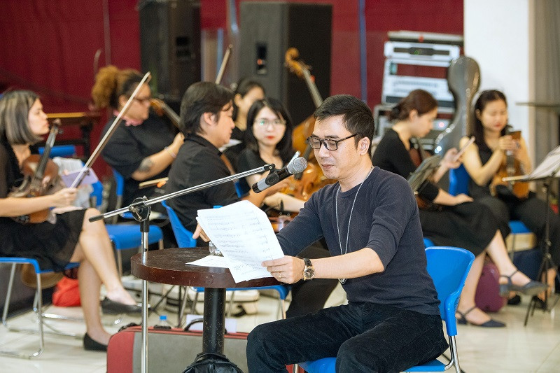 Trong buổi tập, lần lượt các nghệ sĩ xuất hiện như nhạc sĩ Xuân Thủy, nhạc sĩ Đỗ Bảo, nhạc trưởng Đồng Quang Vinh… cùng các nhạc công miệt mài tập luyện.