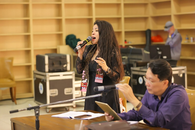 Với sự thấu hiểu cuộc sống, giọng hát Tố Nga, ở vai trò Tổng đạo diễn, chỉ đạo nghệ thuật, NSND Quang Vinh đã quy tụ một dàn nhạc sĩ “khủng” thực hiện phần âm nhạc.