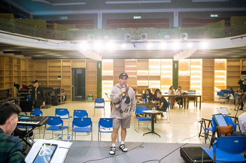 “Lần đầu hợp tác tôi có những ấn tượng rất mạnh đối với anh Quang Linh. Mặc dù ban đầu mời anh tham gia show rất khó bởi như mọi người cũng thấy, anh khá kén sân khấu, ít xuất hiện trong các chương trình, nhiều khán giả còn nghĩ anh đang “ở ẩn”. Nhưng, khi đã nhận lời, anh lại rất nhiệt tình, ra Hà Nội sớm tập luyện, tập rất hăng say, lại còn rất biết… tiết kiệm cho tôi. Tôi mời anh đi ăn cơm, anh kêu đi ra quán bình dân ngoài đường ăn cho… rẻ. Tôi thật sự trân quý anh ấy. Tôi hy vọng, chúng tôi sẽ có phần song ca hấp dẫn, mới mẻ gửi tới khán giả trong liveshow”, NSƯT Tố Nga nói.