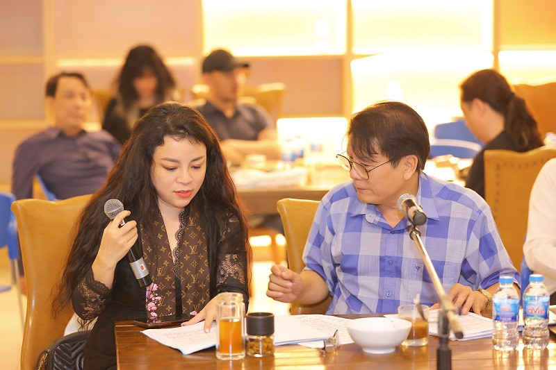 Đúng như lời hứa sẽ hạn chế tất cả các công việc khác trong thời gian này để dốc sức hỗ trợ Tố Nga thực hiện liveshow quan trọng trong sự nghiệp, suốt những ngày qua, NSND Quang Vinh đã theo sát Tố Nga trong từng buổi tập.