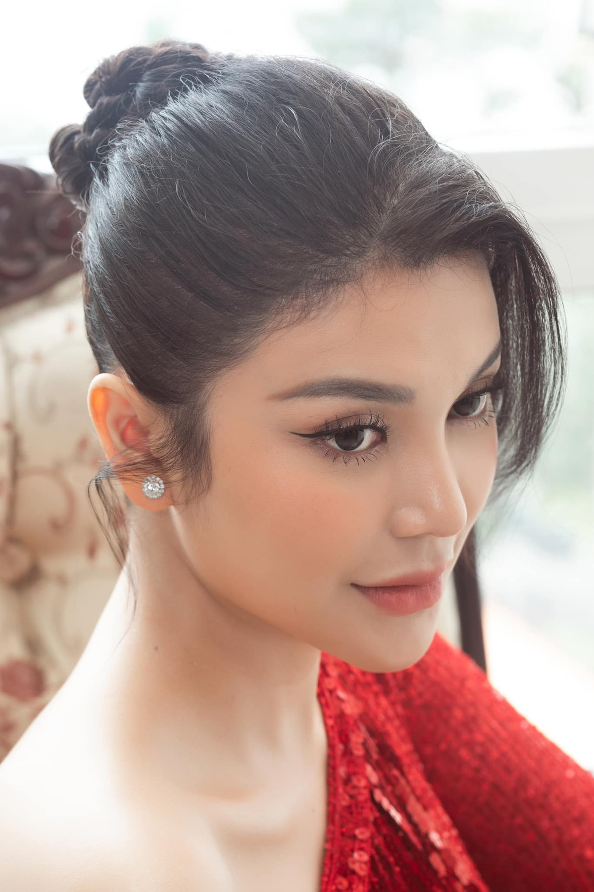 Trang phục giúp tôn lên làn da trắng nõn nà của cô nàng.