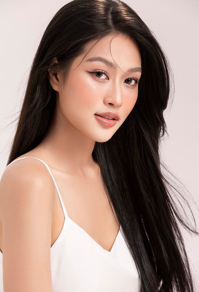 Vốn “quen mắt” với hình ảnh sắc sảo, cá tính trong phong cách trang điểm và gu thời trang, mới đây Đoàn Thiên Ân khiến người hâm mộ ngẩn ngơ trong bộ ảnh mới.