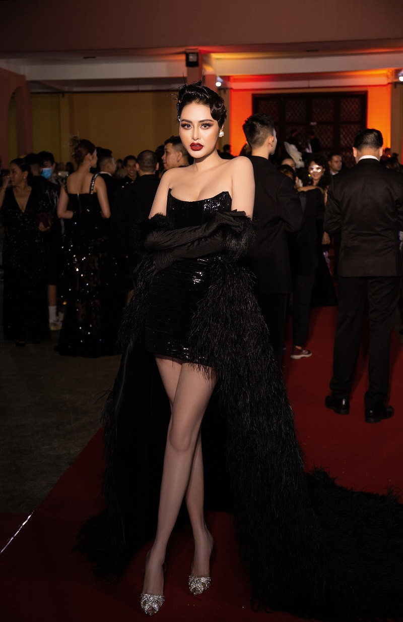 Hoa hậu Di Khả Hân diện váy lông vũ, khoe vòng 1 bốc lửa Hoa hau Di Kha Han dien vay long vu, khoe vong 1 boc lua