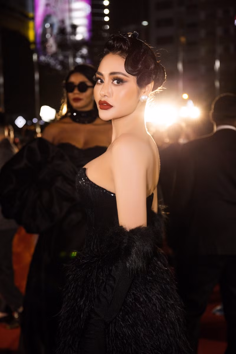 Kiểu dáng này giúp Hoa hậu Việt Nam Thế giới 2018 khoe trọn đường cong nóng bỏng nhưng vẫn giữ được nét thanh lịch vốn có. Bên cạnh đó, phần chân váy đính kết lông vũ mềm mại tạo hiệu ứng khi di chuyển.