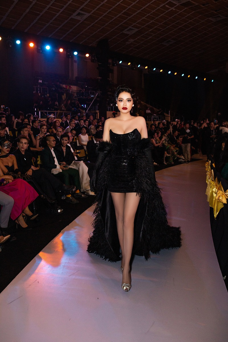 Người đẹp quan niệm thời trang là đa dạng và nghệ thuật là sự muôn màu muôn vẻ. Vì thế, cô cũng không ngừng biến hóa để làm mới mình và tạo ấn tượng với khán giả.