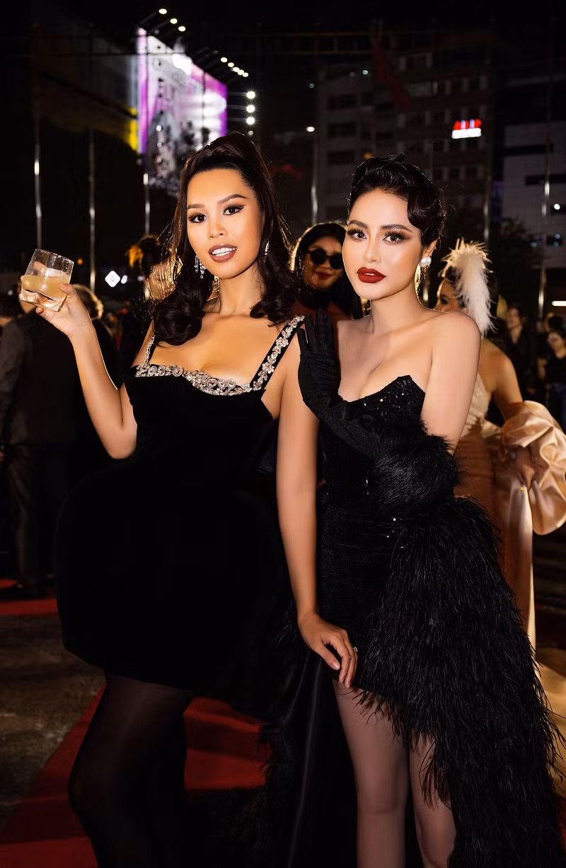 Tại sự kiện, người đẹp có dịp gặp gỡ Á hậu Thảo Nhi, siêu mẫu Hà Anh, ca sĩ Khánh Phương. Màn so kè nhan sắc của các người đẹp khiến dân mạng thích thú.