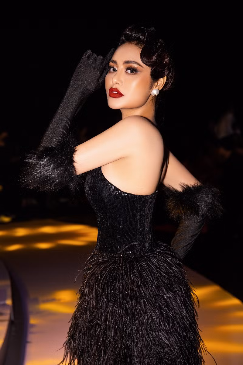 Cô cũng không ngại biến hóa nhiều phong cách khác nhau, trong đó có cả gợi cảm để làm mới mình. Di Khả Hân quan niệm để sở hữu một body hoàn hảo là điều không mấy dễ dàng. Do đó, người đẹp ủng hộ việc mặc gợi cảm nhưng không phản cảm.