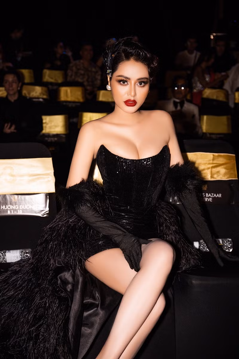 Dưới bàn tay của “phù thủy makeup Phúc Nghĩa”, Di Khả Hân chọn lối trang điểm cổ điển với kiểu tóc uốn cong gợn và đôi môi đỏ, khoe nét quyến rũ như một quý cô thời thượng.