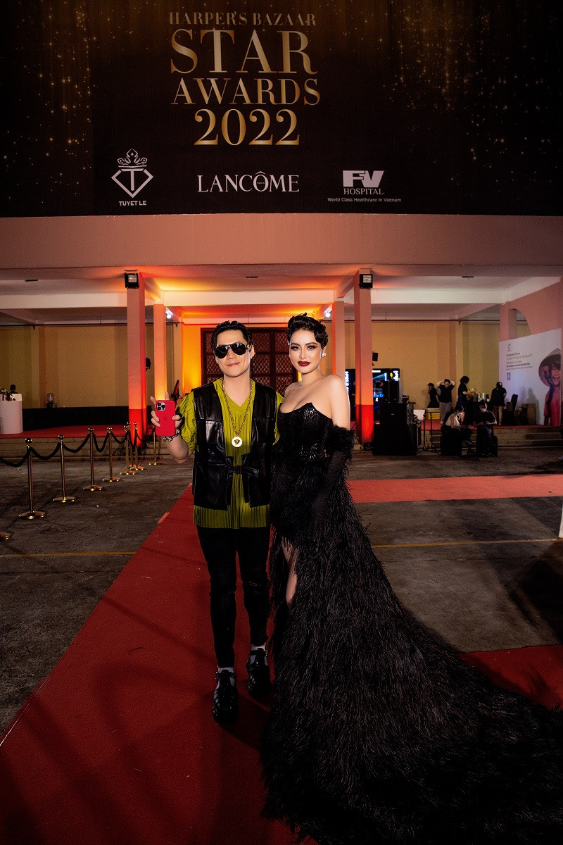 Theo Hoa hậu Di Khả Hân, khi thị trường showbiz mỗi ngày xuất hiện nhiều gương mặt mới, tiếp cận nhiều giá trị hiện đại thì việc thay đổi là điều cần thiết. Bởi đó là cách cô thể hiện sự tôn trọng dành cho khán giả. “Tôi không ngừng thay đổi và hoàn thiện mình hơn”, người đẹp nhấn mạnh.